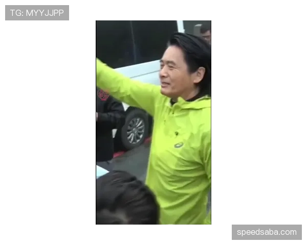 张帅训练完直接拎爱马仕去吃路边摊，这反差谁懂