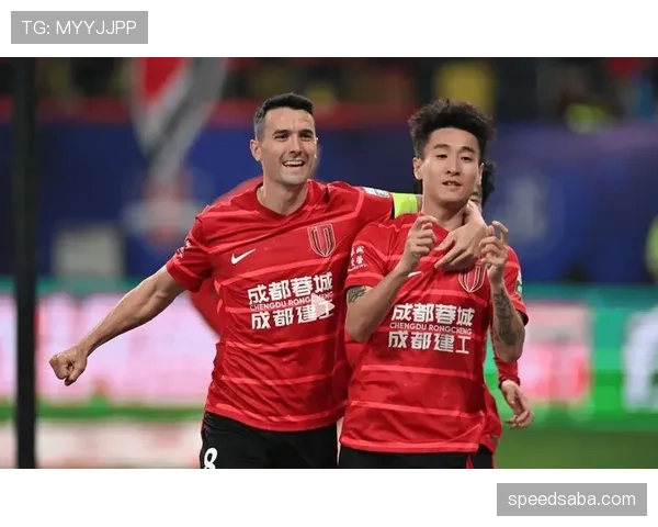 韦世豪开个直播打个游戏，弹幕都在算他这身衣服够我交半年房租